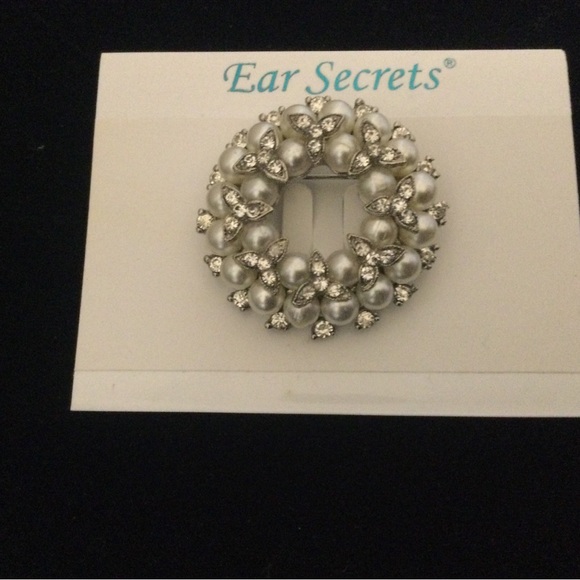 Ear Secrets Faux Pearl/Crystal Brooch - Picture 1 of 3